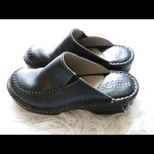 Eastland Clogs Women's Size 8 m good condition